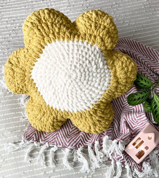 Amigurumi coussin fleur jaune moutarde et crème